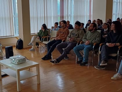 В республиканской научной библиотеке состоялась встреча читателей с научным сотрудником КНИО ВНЦ РАН к.т.н. З.К. Абаевым