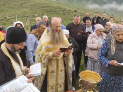 Паломничество к высокогорному храму в Донифарсе