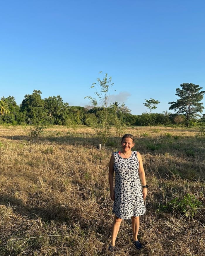 Legaatgeefster bij een jonge aanplant — Finca Las Chatias