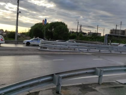 Десятки машин пробили колёса рядом с недавно отремонтированным мостом на улице Герцена