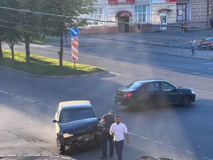 Машина въехала в дом после ДТП в Череповце
