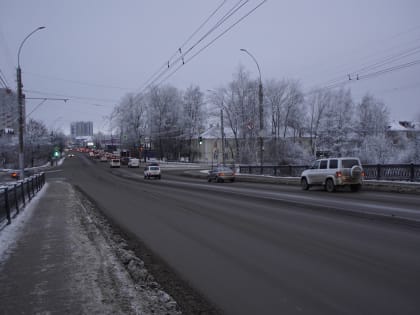 Вырубка деревьев под Горбатым мостом в Вологде