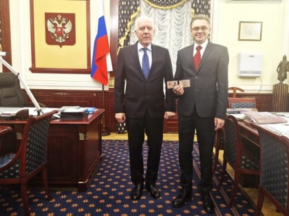 Александр Владимирович Гуцан вручил Игорю Александровичу Чапаеву подписанное Главой государства удостоверение председателя суда.