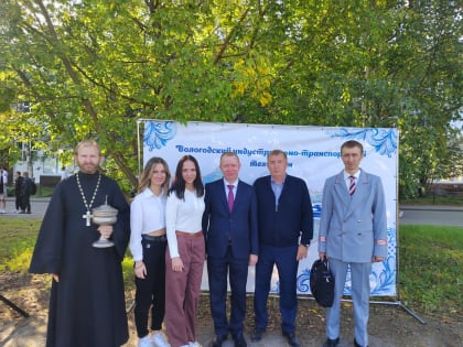 Сотрудник миссионерского отдела выступил на торжественном мероприятии и поздравил студентов индустриально-транспортного техникума