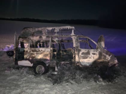 Микроавтобус сгорел после лобового столкновения с кроссовером