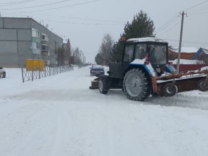 Уборка улиц и дорог от снега в округе идет с самого утра
