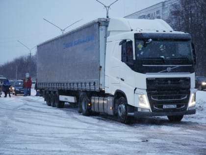 Из Череповца в зону СВО отправили фуру с помощью
