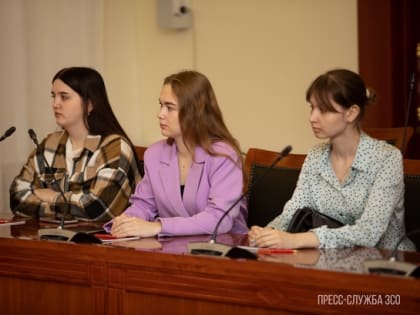 Студенты в депутатских креслах