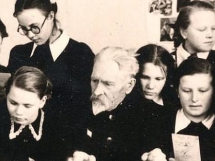 Областной архив организовал необычную выставку в честь Дня учителя