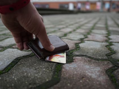 Пенсионер из Петербурга расплачивался в магазинах картой череповчанки