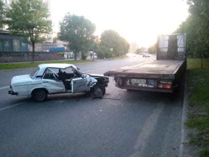 В Череповце пьяная дама на «Жигулях» влетела в полуприцеп, пострадал пассажир