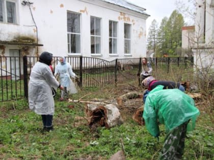 МОЛОДЕЖЬ ВЫШЛА НА СУББОТНИК