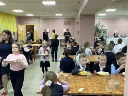 Любовь Царёва проверила качество питания в столовой Кадуйской средней школы