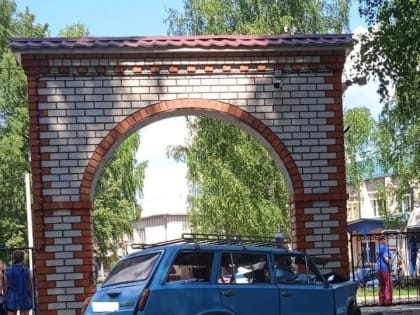 В Кичменгском Городке ВАЗ-2102 врезался в арку сквера Победы