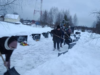 Юнармейцы Пяжелской школы убрали снег у памятника землякам-участникам войны