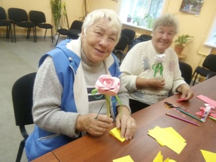 Не 60, а лишь четыре раза по 15: в библиотеке на Добролюбова организован полезный досуг для читателей старшего поколения