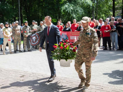 Председатель ЗСО, единоросс Сергей Жестянников отметил вклад ветеранов военных конфликтов в укрепление суверенитета России