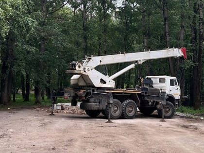 К ремонту и расширению сцены приступили в благоустраиваемом парке Ветеранов в Вологде