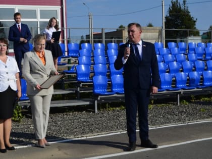 В День знаний депутаты "Единой России" поздравляли учеников школ региона