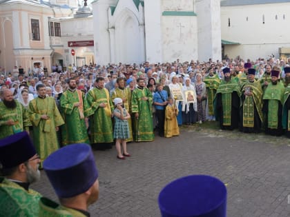 Сотни вологжан собрались на общегородском молебне на Кремлевской площади