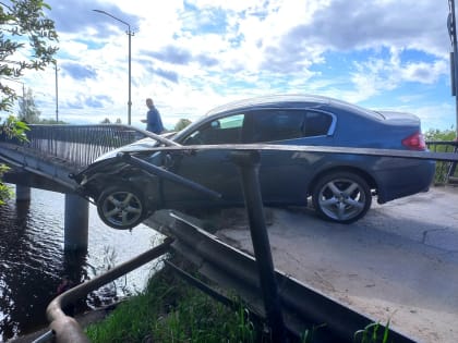 Под Вологдой автомобиль врезался в ограждение моста