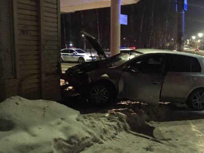 Автомобиль врезался в здание аптеки на улице Зосимовской в Вологде