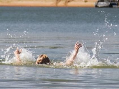 За полтора месяца череповецкие спасатели вытащили из воды 12 пьяных купальщиков