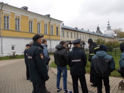 Полицейские организовали для воспитанников ЦВСНП экскурсию в Спасо-Прилуцкий Дмитриев монастырь