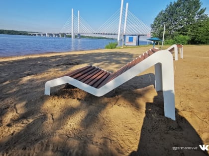 На пляже в Заречье поставили лежаки