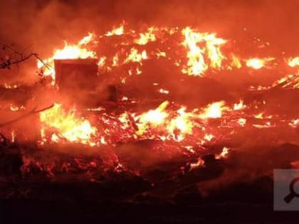 Под Вологдой почти час полыхает здание «Кубенского рыбзавода»