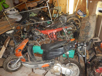 Череповчанин украл из гаража родственницы лодочный мотор и скутер