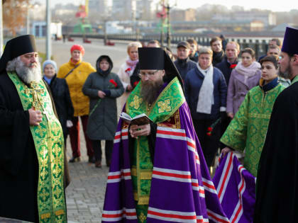 В Череповце возложили цветы к памятнику отцам-основателям
