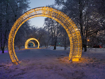 На Сталеваров установили три пятиметровые световые арки