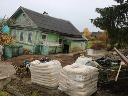 В Белозерске из-за неправильно пробуренной скважины начал уходить под воду дом