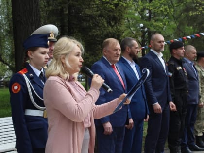 Знамя Кадетского класса передали выпускники десятиклассникам школы № 15 Вологды