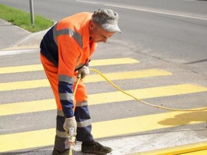 В Череповце к началу учебного года уже обновили 73 "зебры" возле школ и детсадов
