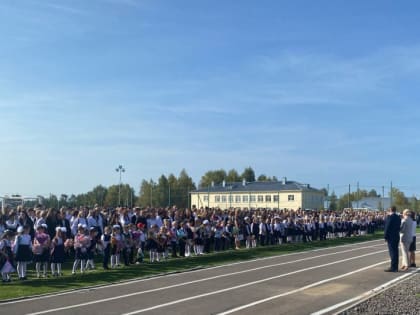 Депутаты Законодательного Собрания поздравили учеников школ региона