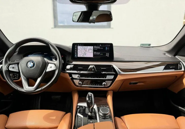 BMW Seria 5 530e xDrive Luxury Line aut