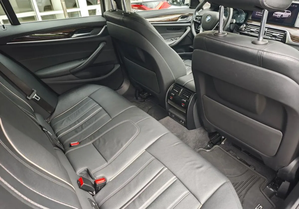 BMW Seria 5 530e xDrive Luxury Line aut