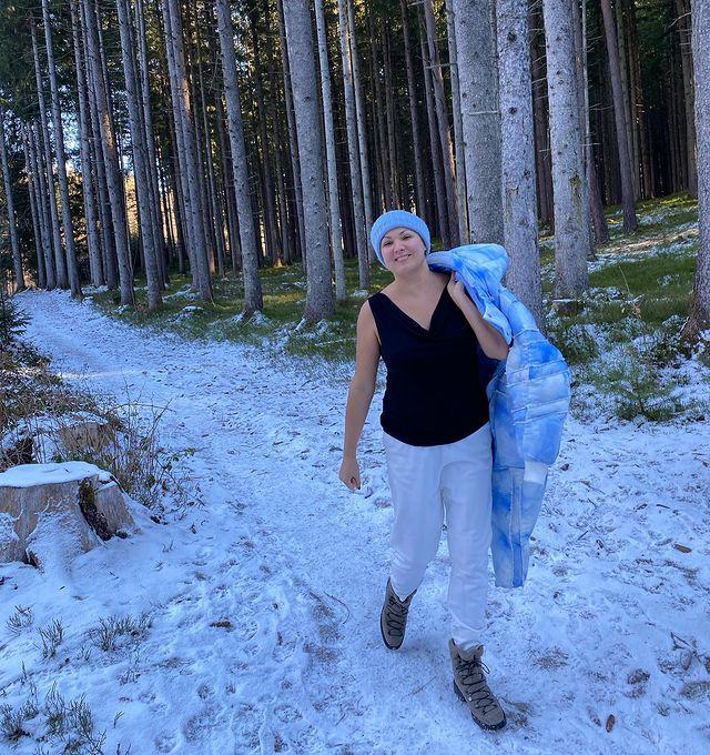 Закаленная! Анна Нетребко прогулялась в майке по снежному лесу в альпийских горах