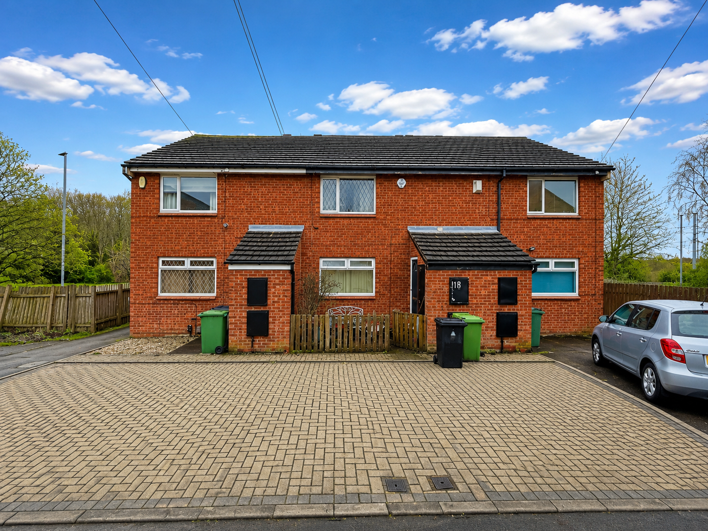 House of Lettings is delighted to present this fully furnished one-bedroom flat located at 2 Sharp House Road, Leeds, LS10 4SD.