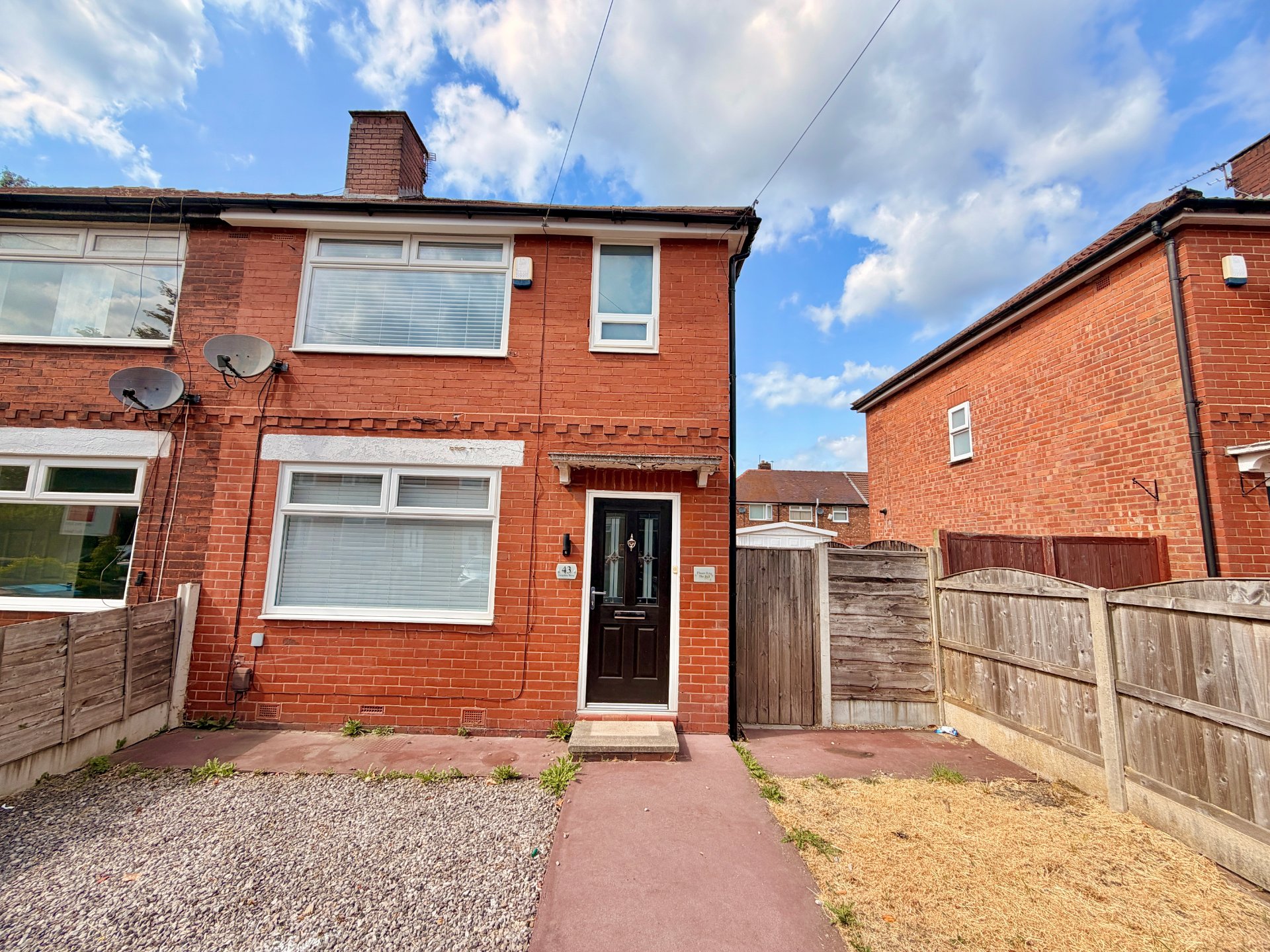 House of Lettings is delighted to present this well-presented three-bedroom property located at Deepdale Drive, Manchester, M27 8TZ.