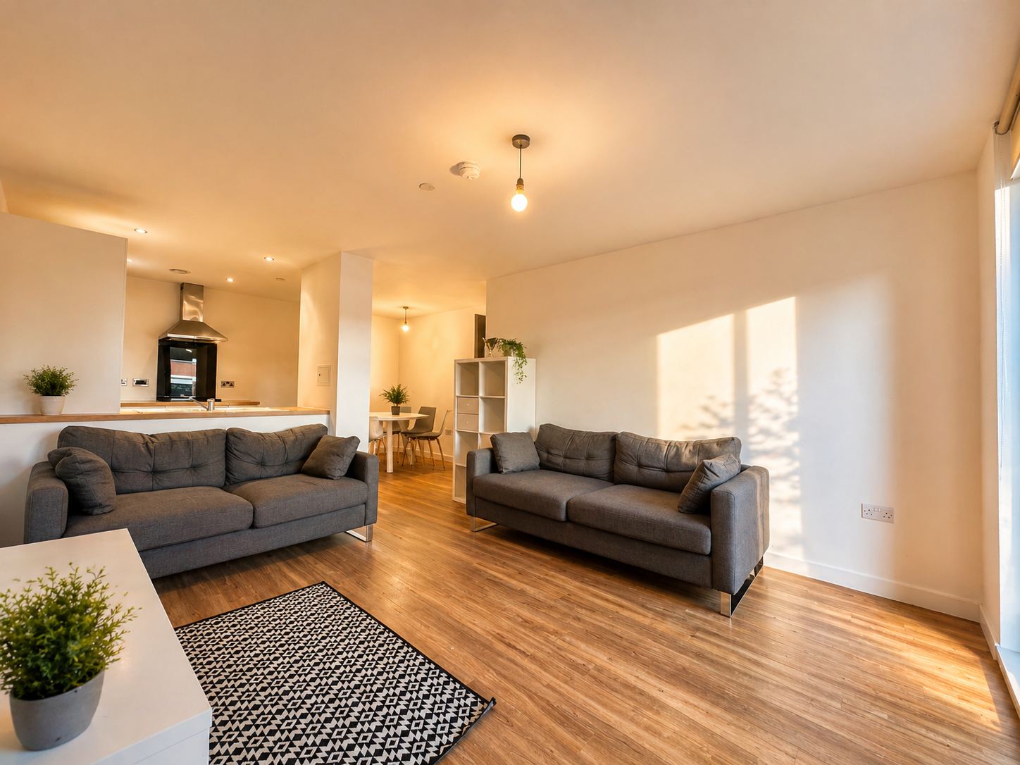 Three-bedroom flat on Michigan Avenue, M50 2HA, offering comfortable living in a highly convenient location