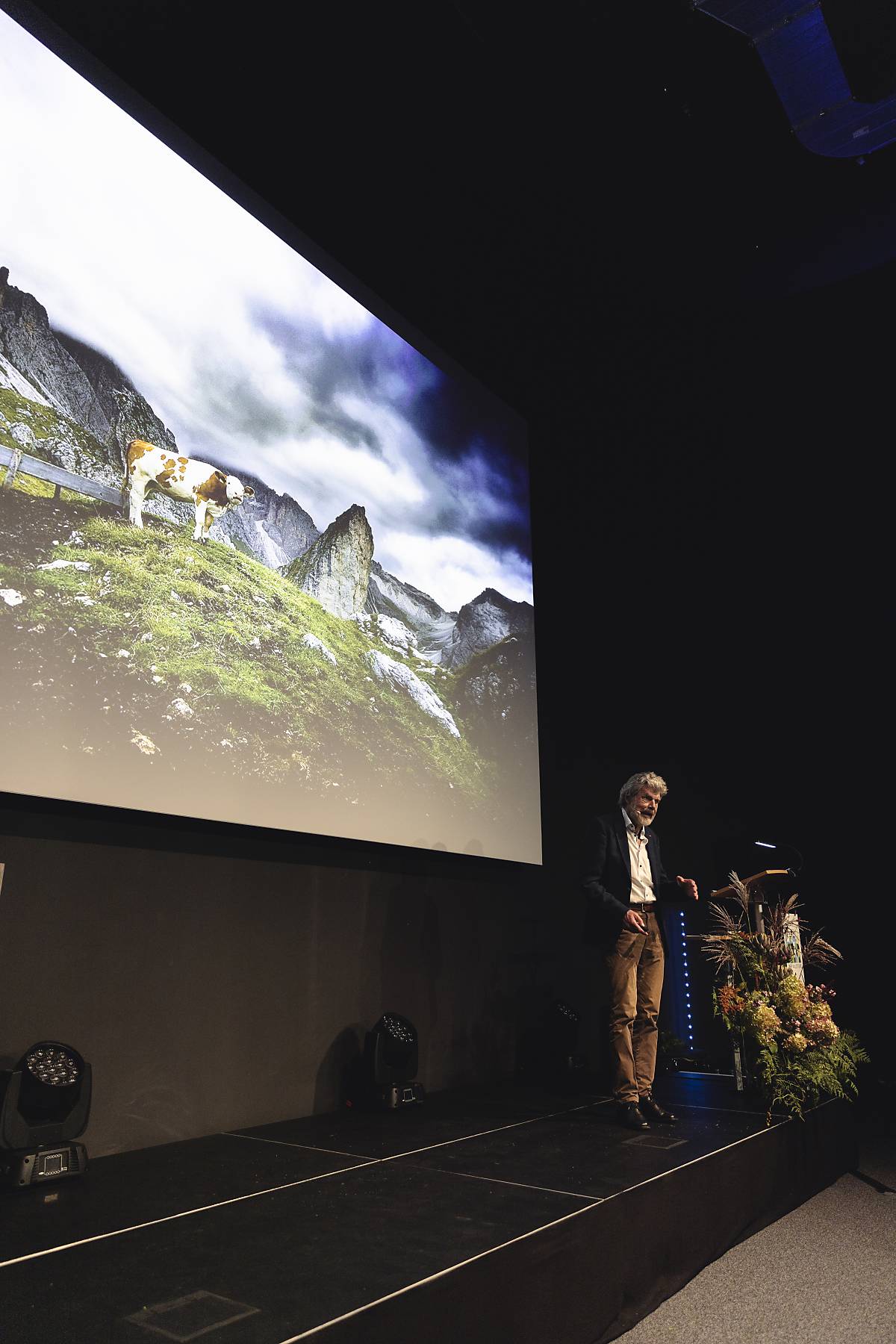 Bergsteigerlegende Reinhold Messner in der Botschaft der Wildtiere