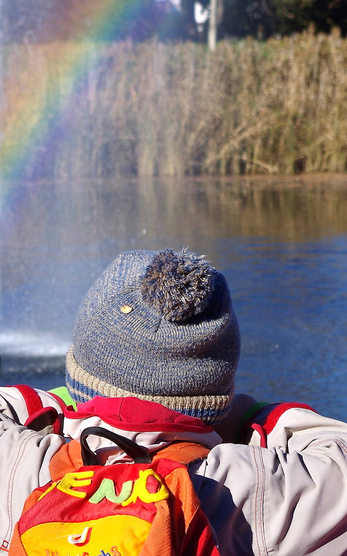 Kinder sehen einen Regenbogen