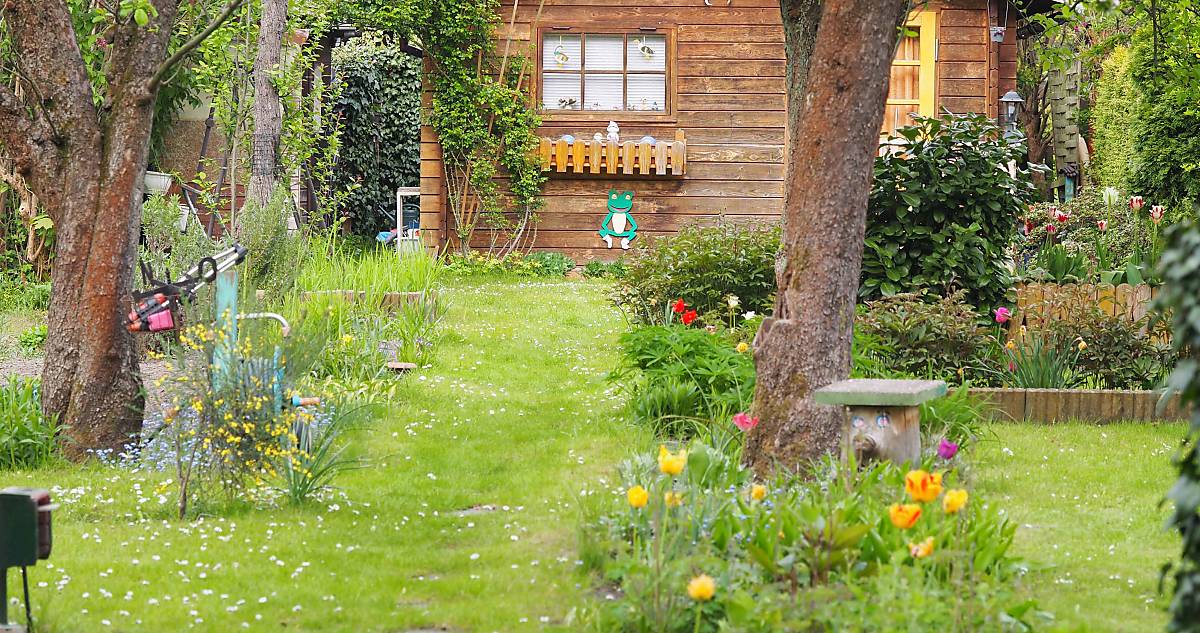 Ein naturnah gestalteter Garten schafft Lebensraum für zahlreiche Wildtiere und Pflanzen und fördert so die Artenvielfalt.