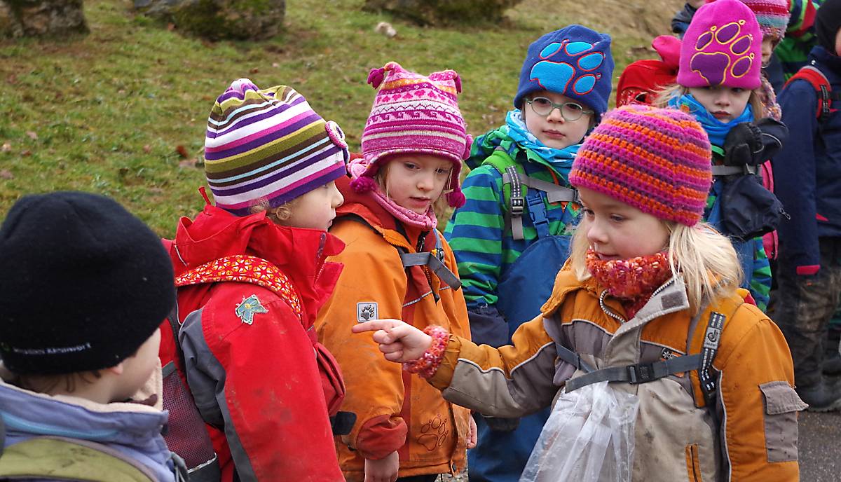 Kinder beim Abzählen im Waldkindergarten Regensburg