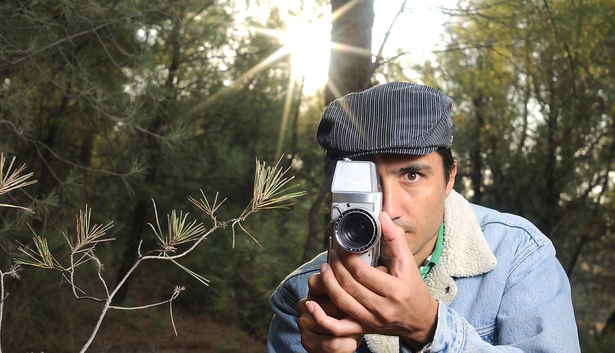 Mann stellt Filmkamera für Aufnahmen in der Natur scharf