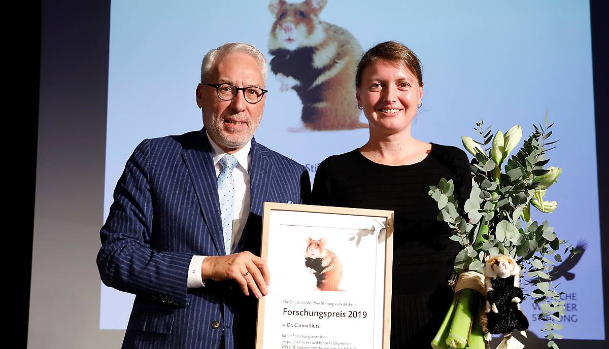 Prof. Dr. Fritz Vahrenholt, Alleinvorstand der Deutschen Wildtier Stiftung, mit Dr. Carina Siutz, Gewinnerin des Forschungspreises 2019. Foto: Andreas Costanzo