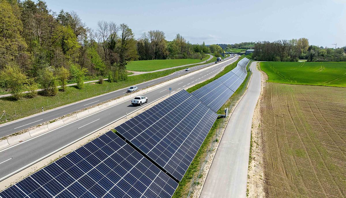 Stromerzeugung aus Sonnenenergie an einem Lärmschutzwall an der Bundesstraße B33 zwischen Markelfingen und Allensbach, Landkreis Konstanz, Baden-Württemberg, Deutschland